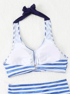 Vista piatta del bikini allacciato al collo con strisce blu bianche e imbottitura
