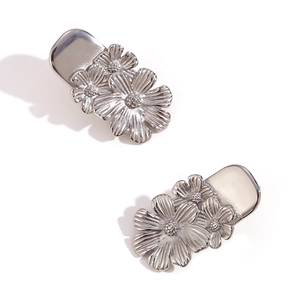 Three-layer daisy floral stud earrings in polished silver finish for a vintage look
