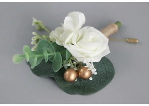 Détail d'une boutonnière rose blanche en soie avec eucalyptus et tige en ficelle