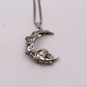 Collier lune gothique avec pendentif crâne détaillé en finition argentée texturée