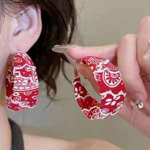 Boucles d'oreilles créoles rouges avec imprimé bandana et tige en argent sterling