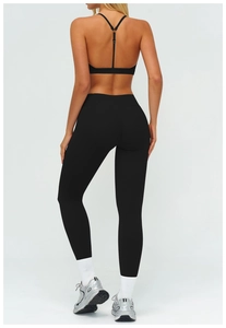 Dettaglio dei pantaloni yoga a vita alta e reggiseno sportivo con schienale a Y nero
