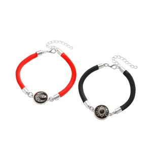Verstellbares gewebtes Armband-Set mit Sonne- und Mond-Anhängern in Rot und Schwarz