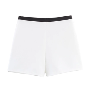 Short blanc taille haute à plat avec détail de large ceinture noire contrastante