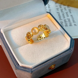 Détail d'une bague dorée avec pierre œil de chat dans un écrin à bijoux en velours