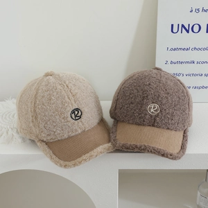 Cappellino da baseball invernale per bambini in lana d'agnello con toppa R beige e marrone