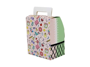 Détail du coffret cadeau cartable avec imprimés scolaires et motifs à carreaux