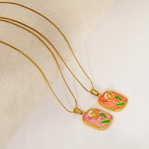 Collier style Monet avec pendentif tulipe rose, émail et perle en acier doré 18k
