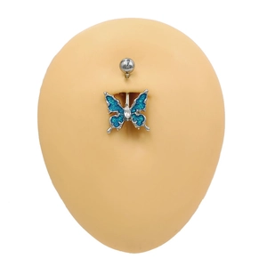 Vue détaillée d'un piercing de nombril avec papillon bleu et effet opale sur la peau