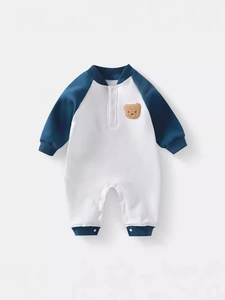 Baby-Strampler aus Baumwolle mit Fleece-Futter, Farbblock-Design und Bären-Stickerei