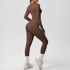 Vue latérale du pantalon de yoga marron taille haute et haut à manches longues extensible