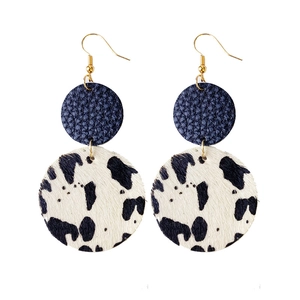 Boucles d'oreilles élégantes en cuir imprimé vache avec des accents bleus profonds