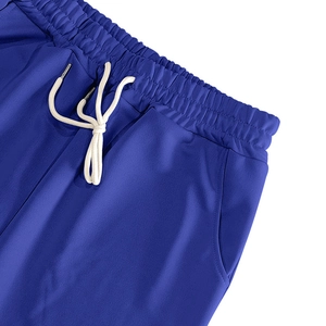 Détail du pantalon de jogging bleu marine avec taille élastique et cordons de serrage