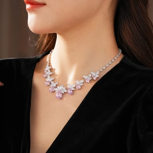 Détail du collier floral argenté avec zircons roses et blancs porté par un mannequin