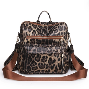 Detail eines Retro-Rucksacks mit Leopardenmuster, Kunstleder und Reißverschlusstasche