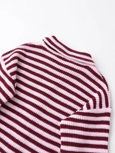 Gros plan du pull en tricot rayé bordeaux et rose avec texture côtelée et col polo