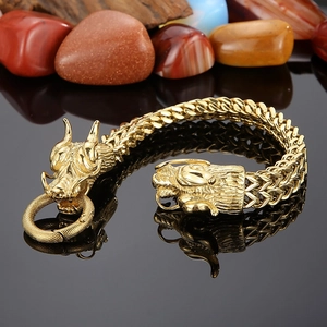 Gros plan sur le bracelet tête de dragon plaqué or 18 carats avec double chaîne gourmette
