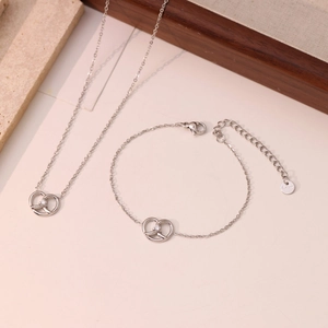Elegantes Set aus Edelstahl-Halskette und Armband mit Knotenanhänger und Zirkonia