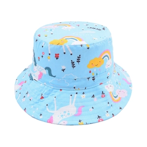 Detailansicht hellblauer Kinder-Sonnenhut mit Einhorn- und Regenbogen-Cartoon-Prints