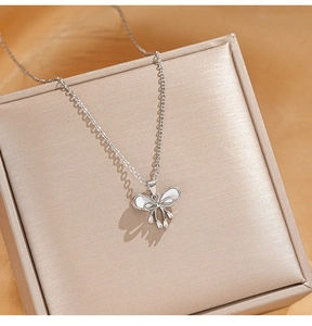 Détail du pendentif nœud en argent avec nacre et zircons sur une boîte à bijoux