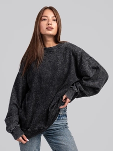 Oversized βαμβακερό φούτερ σε acid wash μαύρο με vintage λαιμόκοψη και rib λεπτομέρειες