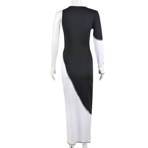 Détail d'une robe longue asymétrique bicolore noir et blanc avec une seule manche longue