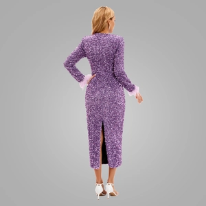 Détail du dos d'une robe violette à paillettes avec poignets en plumes et fente