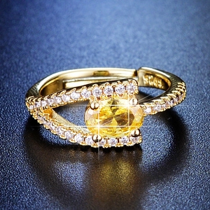 Elegante anello in argento S925 placcato oro con gemma gialla ovale e micro-pavé di cristalli