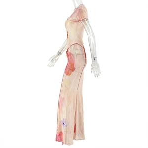 Détail d'un ensemble deux pièces en résille florale rose montrant le tissu transparent