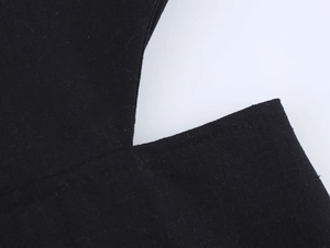 Gros plan sur la texture du tissu en tricot noir montrant le tissage fin et la matière