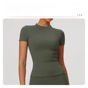 Detail eines schmal geschnittenen dunkelgrünen Yogashirts aus mattem Funktionsstoff