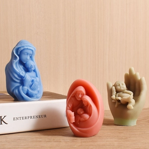 Détail des moules en résine 3D de la Madone, Sainte Famille et Main de Bouddha pour bougies