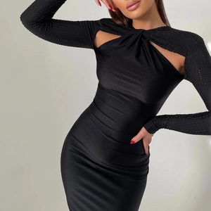 Détails de la robe noire avec manches en strass, licou ajouré et tissu extensible lisse