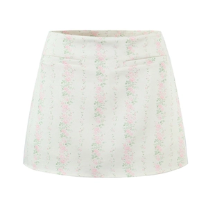 Mini-jupe trapèze à motif floral rose avec deux poches avant en gros plan