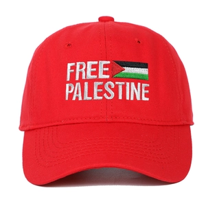 Ricamo dettagliato del testo Free Palestine e bandiera su cappello rosso in cotone