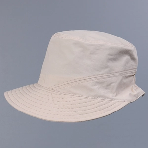 Gros plan des coutures circulaires sur le bord d'un chapeau de soleil léger en nylon beige