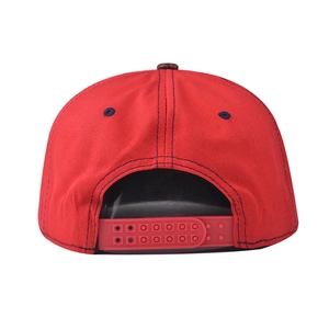 Vue arrière casquette snapback rouge avec coutures bleues et boucle plastique réglable