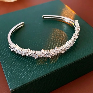 Bracelet jonc ouvert de luxe orné de zircons pavés irréguliers sur anneau en métal