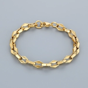 Détail d'un bracelet doré à maillons géométriques avec un fermoir mousqueton robuste