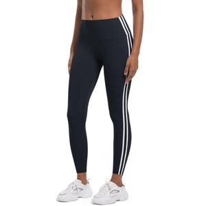 Détail du legging de yoga noir à taille haute avec doubles rayures blanches et coupe ajustée