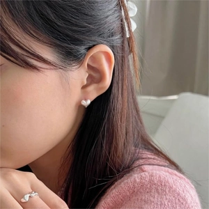S925 sterling silver heart stud earrings and matching open ring set on a model