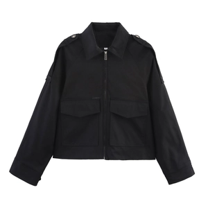 Veste trench courte noire style utilitaire avec manches longues et pattes d'épaule