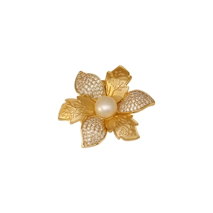 Broche fleur rétro avec pétales dorés, perles et zircons sur fond blanc
