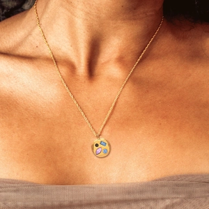 Collana Mom dorata con pietre di zircone colorate indossata sulla clavicola