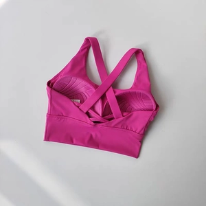 Détail du rembourrage de soutien-gorge de sport avec texture de massage et tissu élastique
