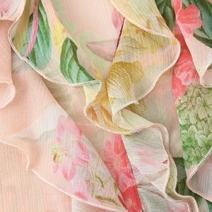 Detailansicht der Damenbluse mit Blumenmuster, Chiffonstoff und Rüschenbesatz