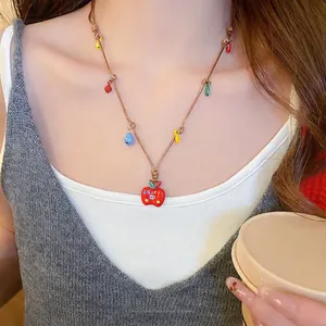 Collier en cordon tressé avec pendentif pomme coloré et breloques style dopamine ludique