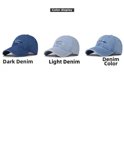 Drei gewaschene Denim-Baseballkappen mit weißer NYC-City-Stickerei in verschiedenen Blautönen