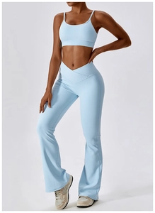 Détail de l'ensemble de yoga bleu clair avec pantalon évasé à taille en V et brassière sport