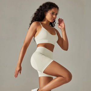 Nahaufnahme der Strickstruktur und des Rippsaums am cremeweißen nahtlosen Yoga-Set